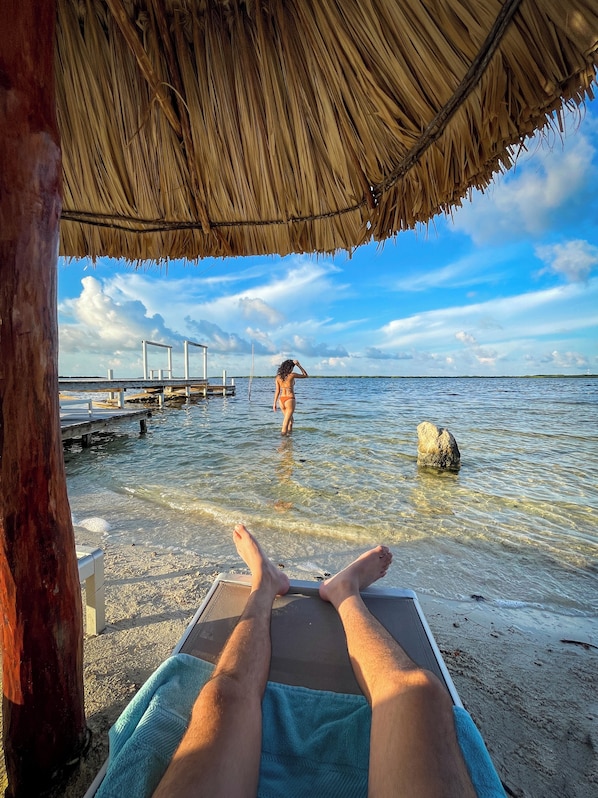 Plage privée, sable blanc, chaises longues, serviettes de plage