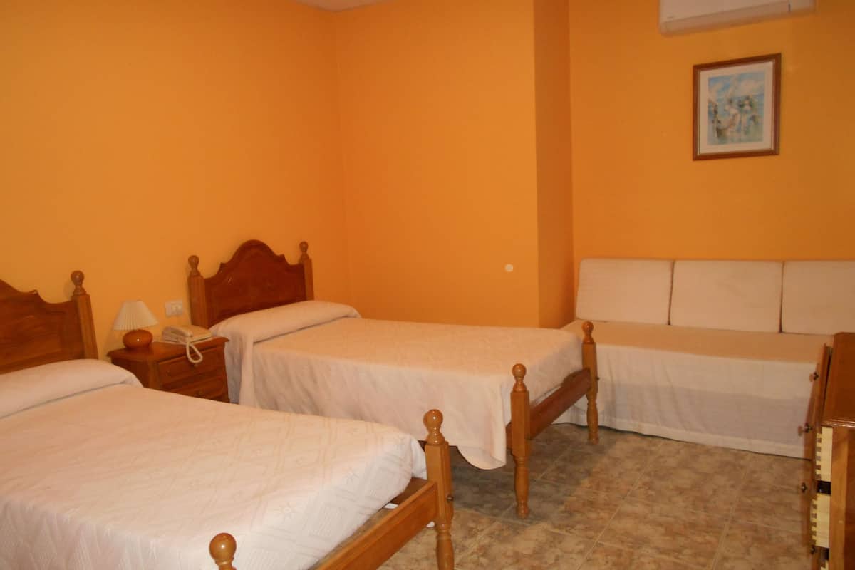 basic triple room | free wifi, bed sheets