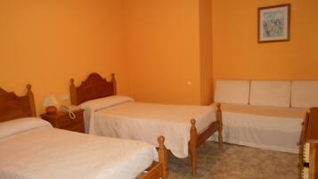Basic Triple Room | Free WiFi, bed sheets