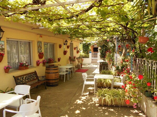 Outdoor dining - Hotel Vasco da Gama (Baiona)