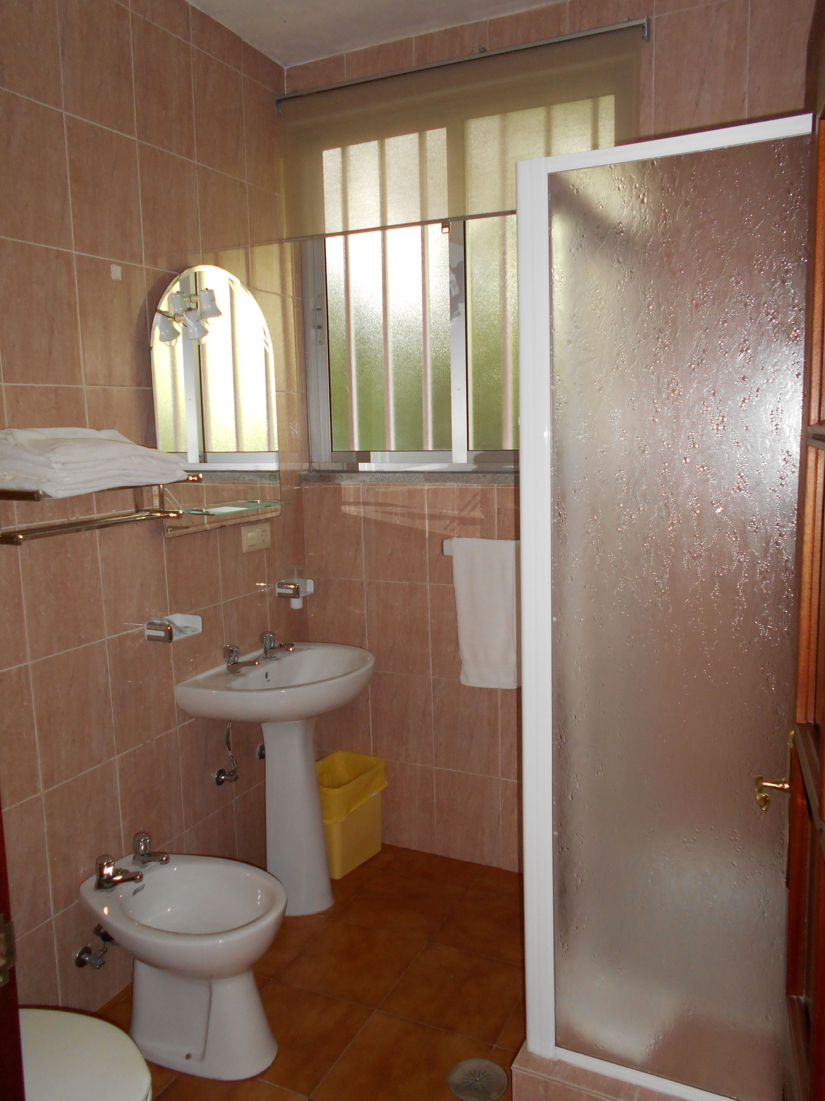 basic triple room | bathroom | shower, free toiletries, hair dryer, bidet