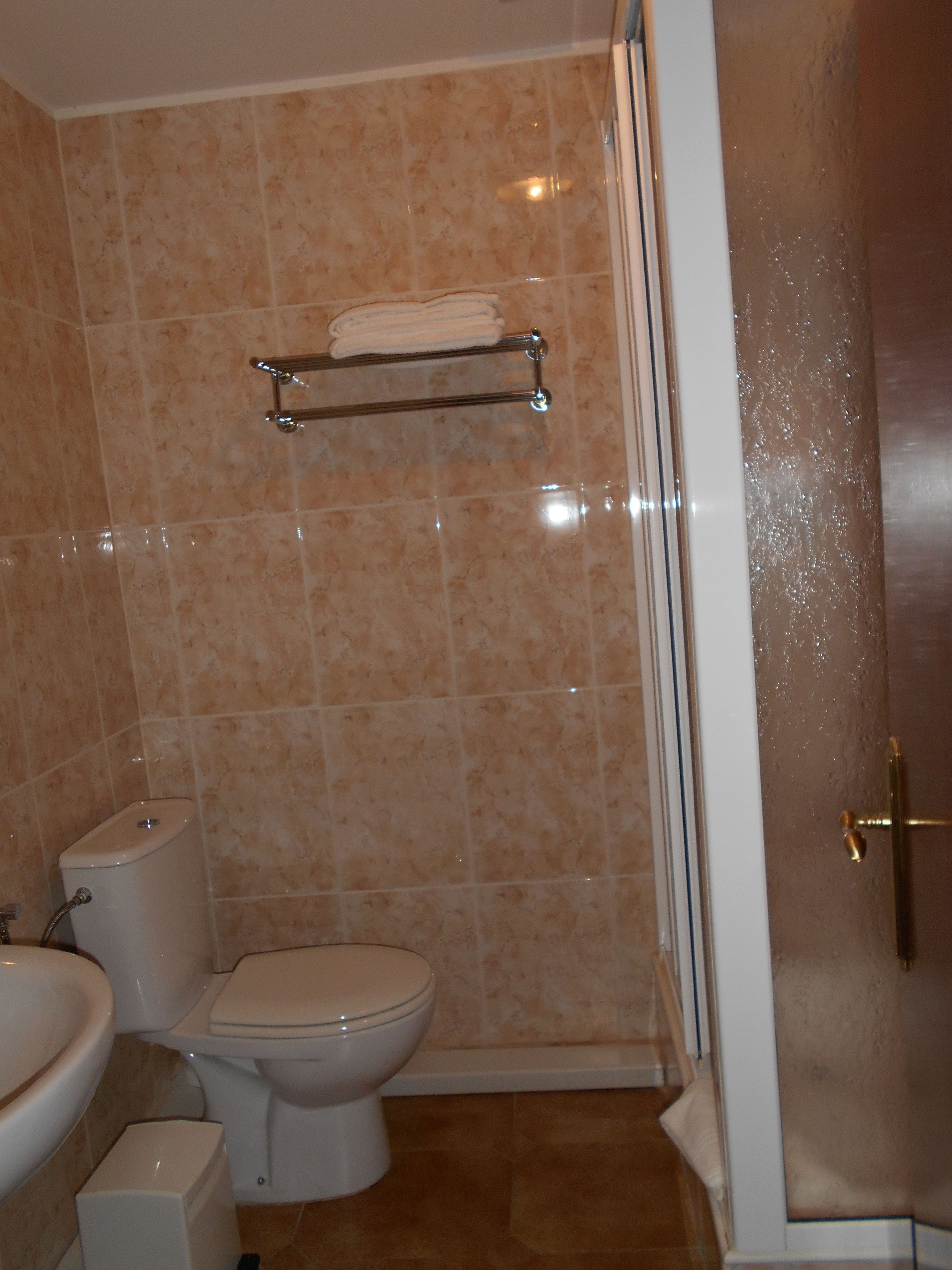 triple room | bathroom | shower, free toiletries, hair dryer, bidet