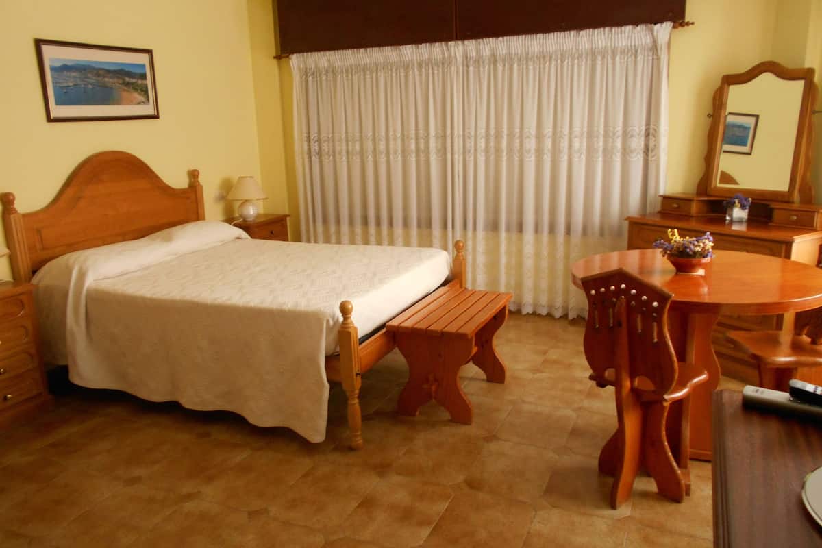 double room, bathtub | free wifi, bed sheets