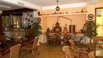 Café da manhã com buffet grátis todos os dias