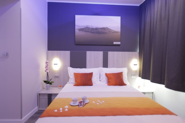 Standard Room | Minibar, in-room safe, desk, blackout curtains