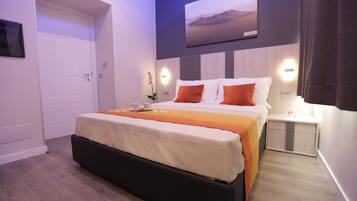 Una camera da letto moderna con un letto, comodini e un quadro appeso al muro.