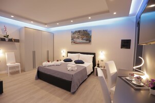 Minibar, caja de seguridad en la habitación y escritorio 