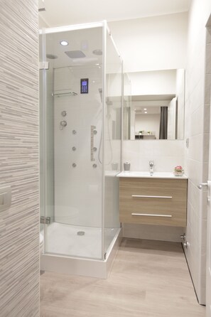 Deluxe Suite, Sea View | Bathroom | Shower, rainfall showerhead, hair dryer, bathrobes - Sunset Tropea (Tropea)
