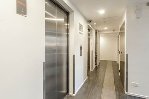Hallway - Modern 2 Bedroom Apartment in the CBD (Auckland)