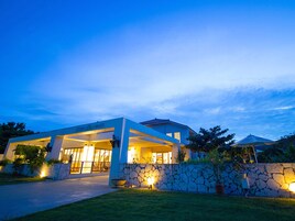 Fassade der Unterkunft – Abend/Nacht