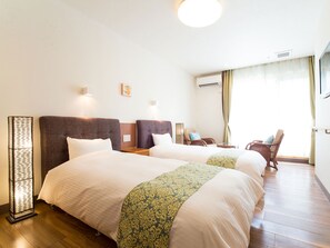 Habitación con 2 camas individuales | Escritorio, wifi gratis, ropa de cama y accesible en silla de ruedas