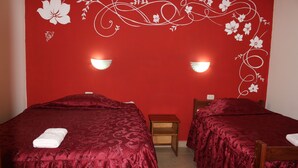 Family Room | Desk, iron/ironing board (on request), WiFi (free) - Casa Arcopata (Cusco)