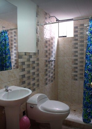 Shower, towels - Casa Arcopata (Cusco)