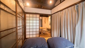 Holiday House - The Black House (Kyoto)