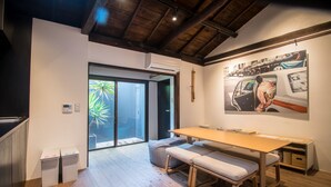 Holiday House | Living room - The Black House (Kyoto)