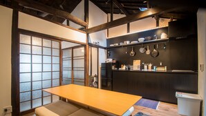 Holiday House | Living room - The Black House (Kyoto)