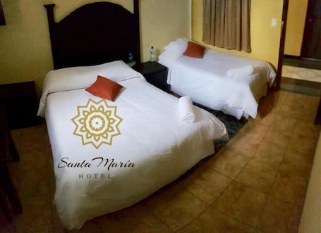 Escritorio, tabla de planchar con plancha, camas extra y wifi gratis