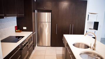 Apartemen Mewah, 2 kamar tidur, pemandangan kolam renang, di pinggir kolam renang | Dapur pribadi | Lemari es besar, microwave, oven, dan kompor