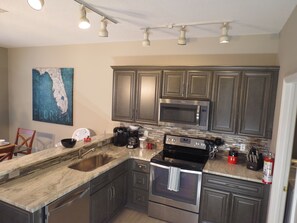 Full-sized fridge, microwave, oven, coffee/tea maker