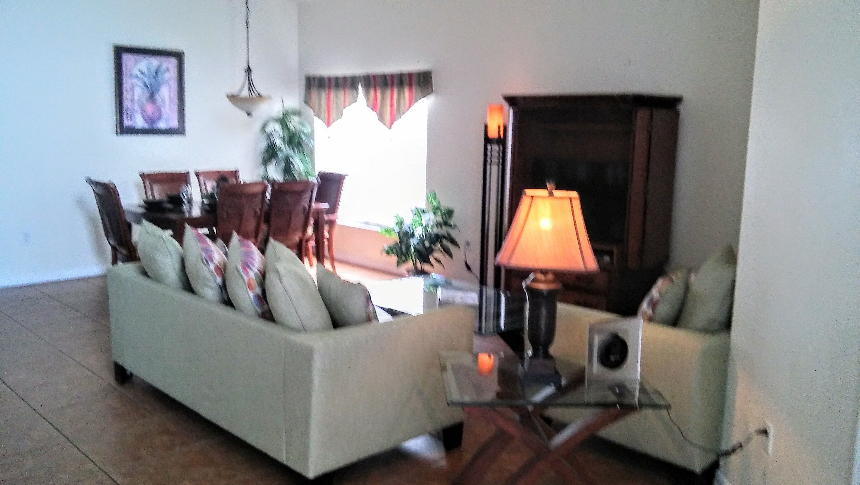 Una sala de estar con un sofá, una mesa de centro, una lámpara y una chimenea.