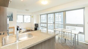 Design Apartment, 2 Bedrooms, Balcony | Private kitchen | Full-size fridge, microwave, oven, stovetop - Modern 2 Bedroom Apartment in the Center (Auckland)