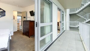 Design Apartment, 2 Bedrooms, Balcony | Balcony - Modern 2 Bedroom Apartment in the Center (Auckland)