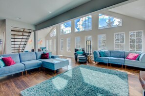 Smart TV, fireplace, video games, DVD player - Large luxury mountain home @ base of Pikes Peak, private heated pool & hot tub (Cascade-Chipita Park)