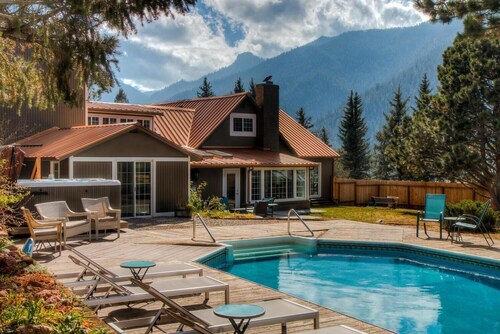 Large luxury mountain home @ base of Pikes Peak, private heated pool & hot tub