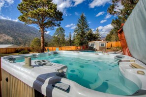 Outdoor spa tub - Large luxury mountain home @ base of Pikes Peak, private heated pool & hot tub (Cascade-Chipita Park)