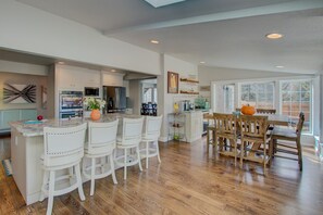 Dining - Large luxury mountain home @ base of Pikes Peak, private heated pool & hot tub (Cascade-Chipita Park)