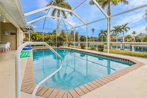 Et oppvarmet basseng