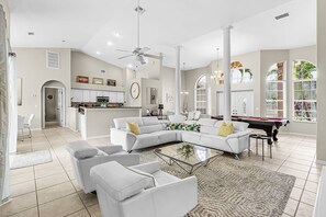 Fernseher, Bücher, Videothek, Stereoanlage