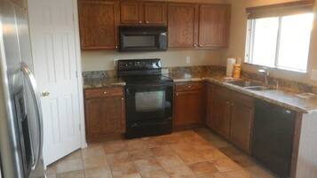 Jääkaappi, mikroaaltouuni, uuni, liesi