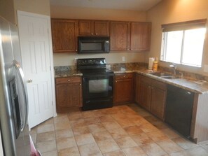 Jääkaappi, mikroaaltouuni, uuni, liesi