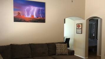 Älytelevisio, DVD-soitin, kirjoja, videokirjasto