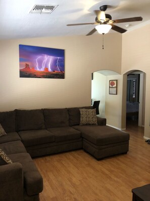 Älytelevisio, DVD-soitin, kirjoja, videokirjasto