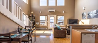 Katlian Street Suite B avec vue sur l'océan et finitions propres et modernes près du centre-ville