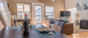 Katlian Street Suite B avec vue sur l'océan et finitions propres et modernes près du centre-ville