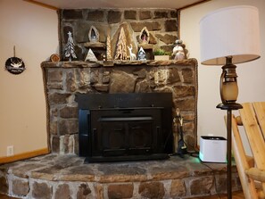 Interior - Peace of Heaven 2Br 1Bth <br>1 Mile to Gatlinburg <br>2 miles to Pigeon Forge <br> (Gatlinburg)