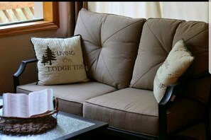 Fernseher, Kamin, Videospiele, Tischfußball