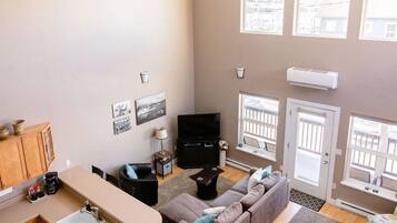 Smart TV, books, stereo