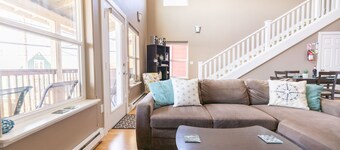 Katlian Street Suite A avec vue sur l'océan et finitions modernes et propres près du centre-ville