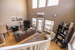 Smart TV, books, stereo