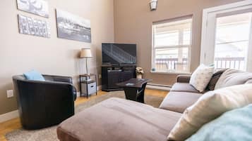 Smart TV, books, stereo