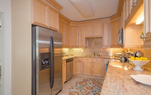 Fridge, microwave, oven, stovetop - Groups, Families & Pet Owners Dream! 3min walk to beach & 7min to National Park! (Singer Island)