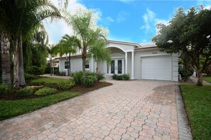 Exterior - Groups, Families & Pet Owners Dream! 3min walk to beach & 7min to National Park! (Singer Island)