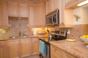 Fridge, microwave, oven, stovetop - Groups, Families & Pet Owners Dream! 3min walk to beach & 7min to National Park! (Singer Island)