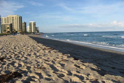 Groups, Families & Pet Owners Dream! 3min walk to beach & 7min to National Park!