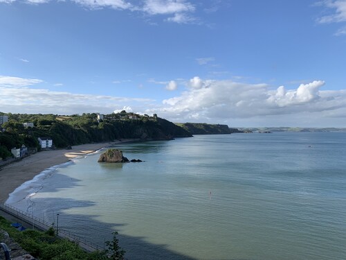 Modernised traditional cottage, Sleeps 5,short walk to beaches, town, amenities 