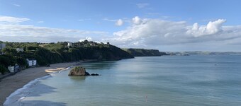 Modernised traditional cottage, Sleeps 5,short walk to beaches, town, amenities 